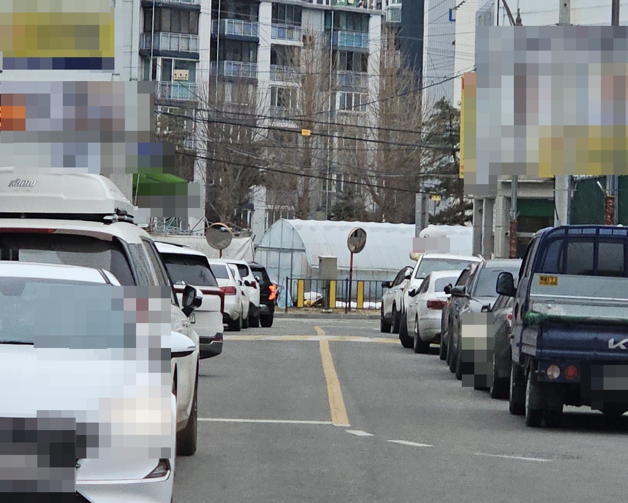                                                 ▲도로 양옆으로 불법주차 차량들이 늘어서 있다. 