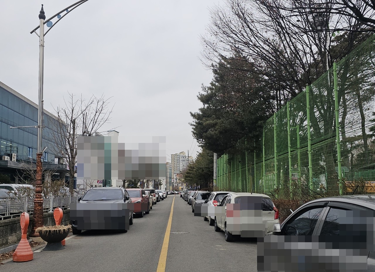                                      ▲한전 옆 이면도로도 상황은 마찬가지다. 