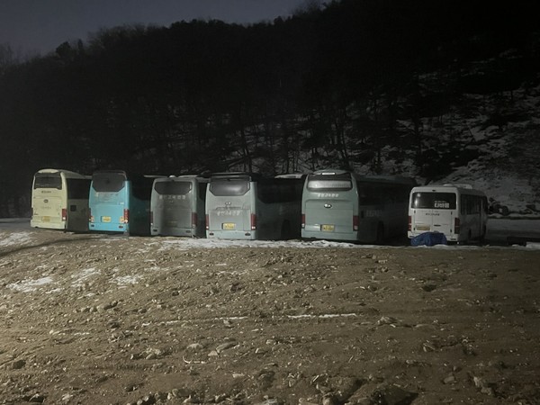 ▲오전 1시, 고속버스와 타바용이 주차되어 있다.
