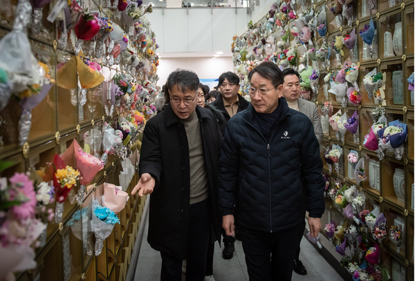 ▲명절 연휴 첫날(1/27), 김종필 인천시설공단 이사장(좌)과 유정복 인천광역시장(우)이 인천가족공원을 방문해 성묘객 불편 최소화를 당부했다.