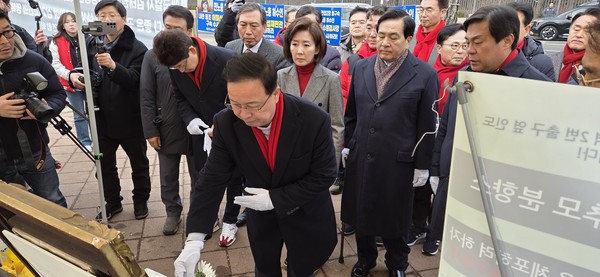 고석 위원장이 고 김태권 목사 추도식에서 헌화하고 있다.