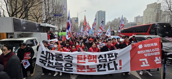 제일 앞줄 고석 용인병 위원장과 지역구 시의원들이 현수막을 들고 행진하고 있다.