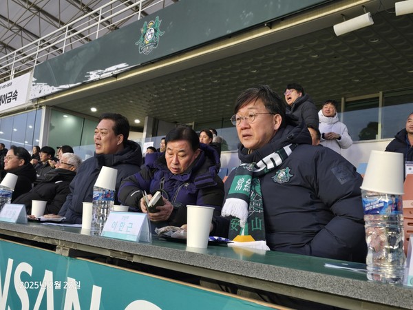 경기를 관람하는 이민근 안산시장