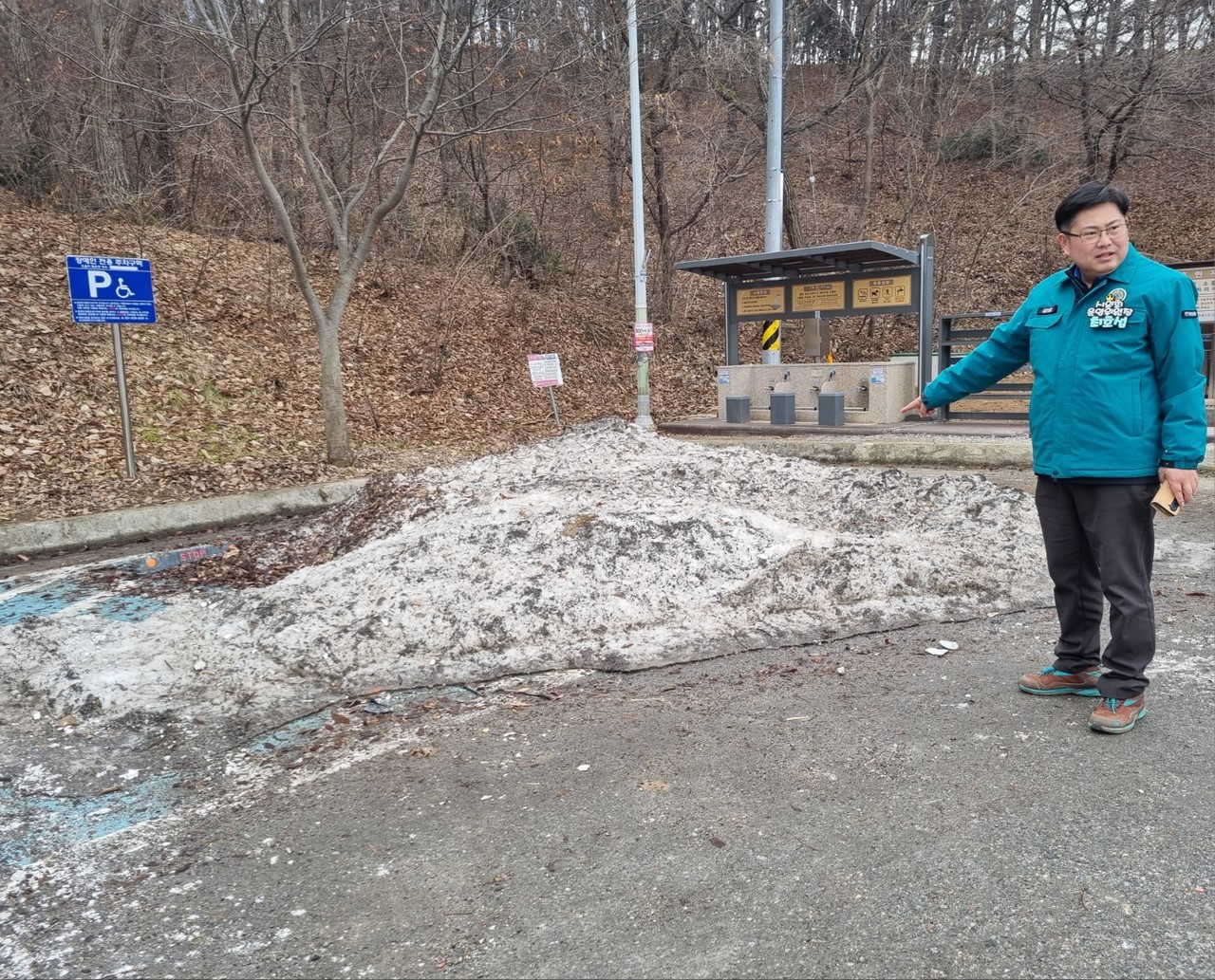                           ▲최호섭 안성시의회 운영위원장이 눈쌓인 장애인 주차구역을 가르키고 있다. 