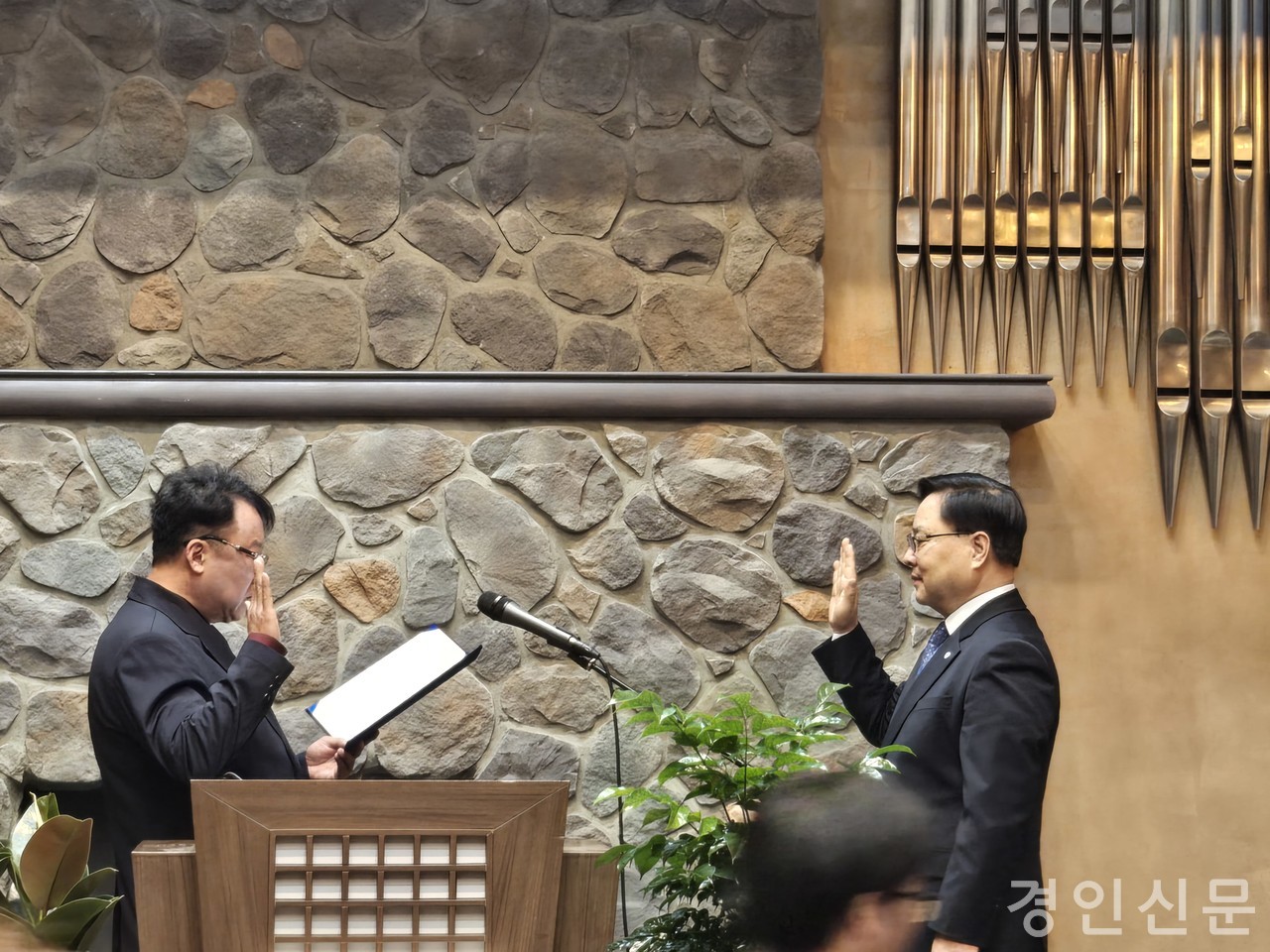                                     ▲임명장을 받기전 선서를 하고 있는 김종길 초대회장 