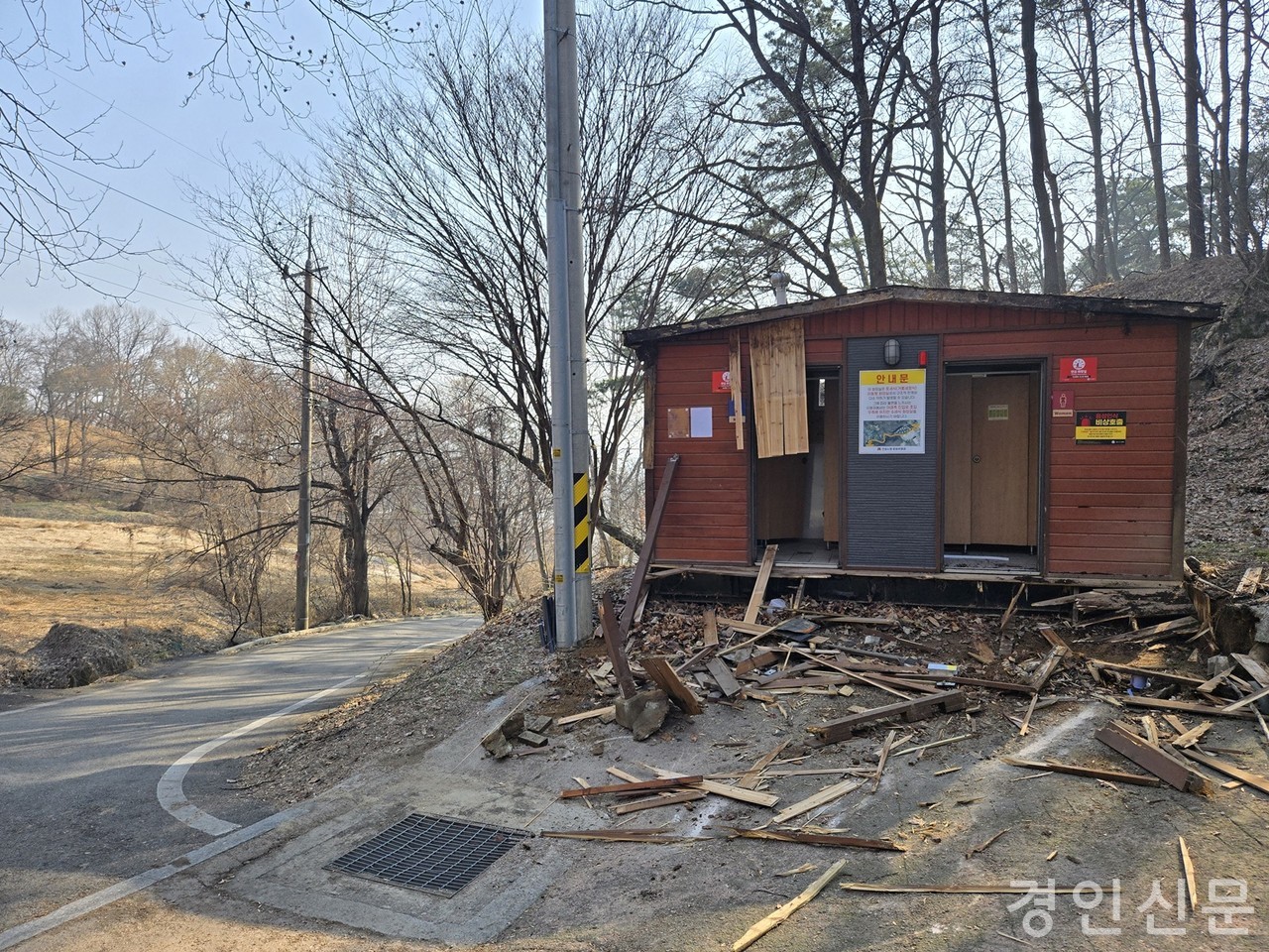                  ▲스님의 반대로 철거작업이  중지됐지만   시는 월요일 집행을 예고했다. 