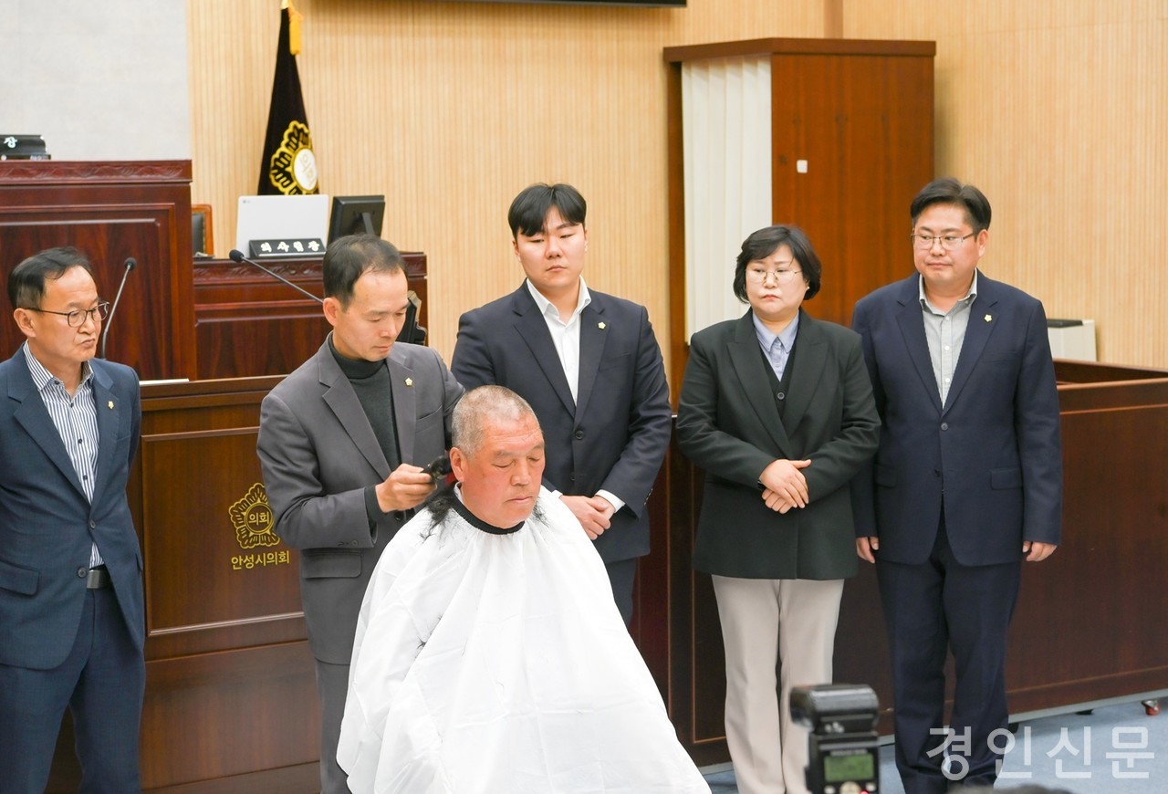                                              ▲안정열 안성시의회 의장이  삭발을  하고 있다. 