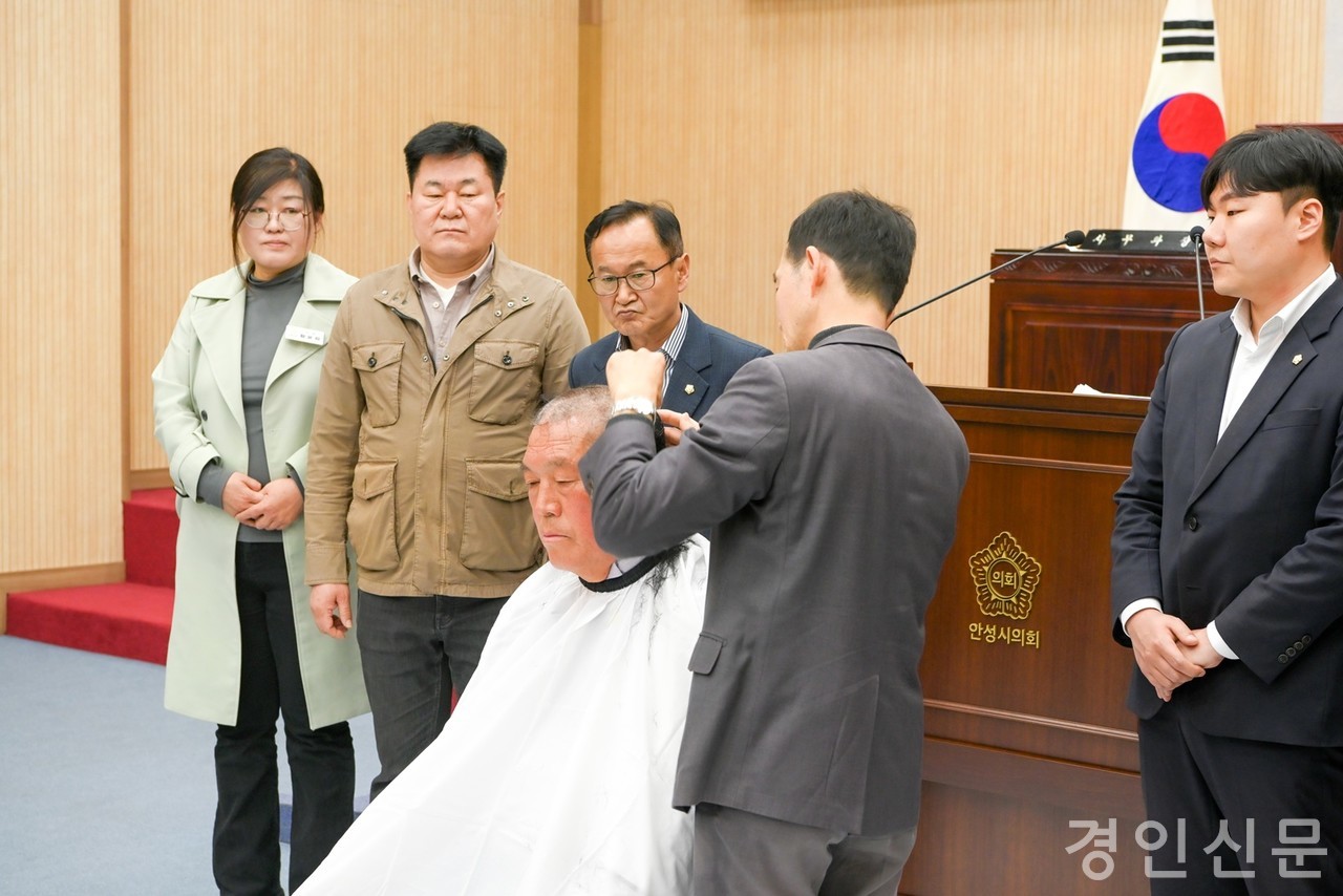                                                    ▲의장의 살발하는 모습을 지켜보고 있는 의원들