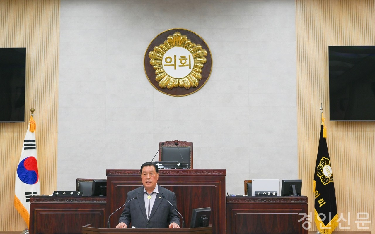                                        ▲삭발에 앞서 기자회견을 하고 있는 안정열 의장