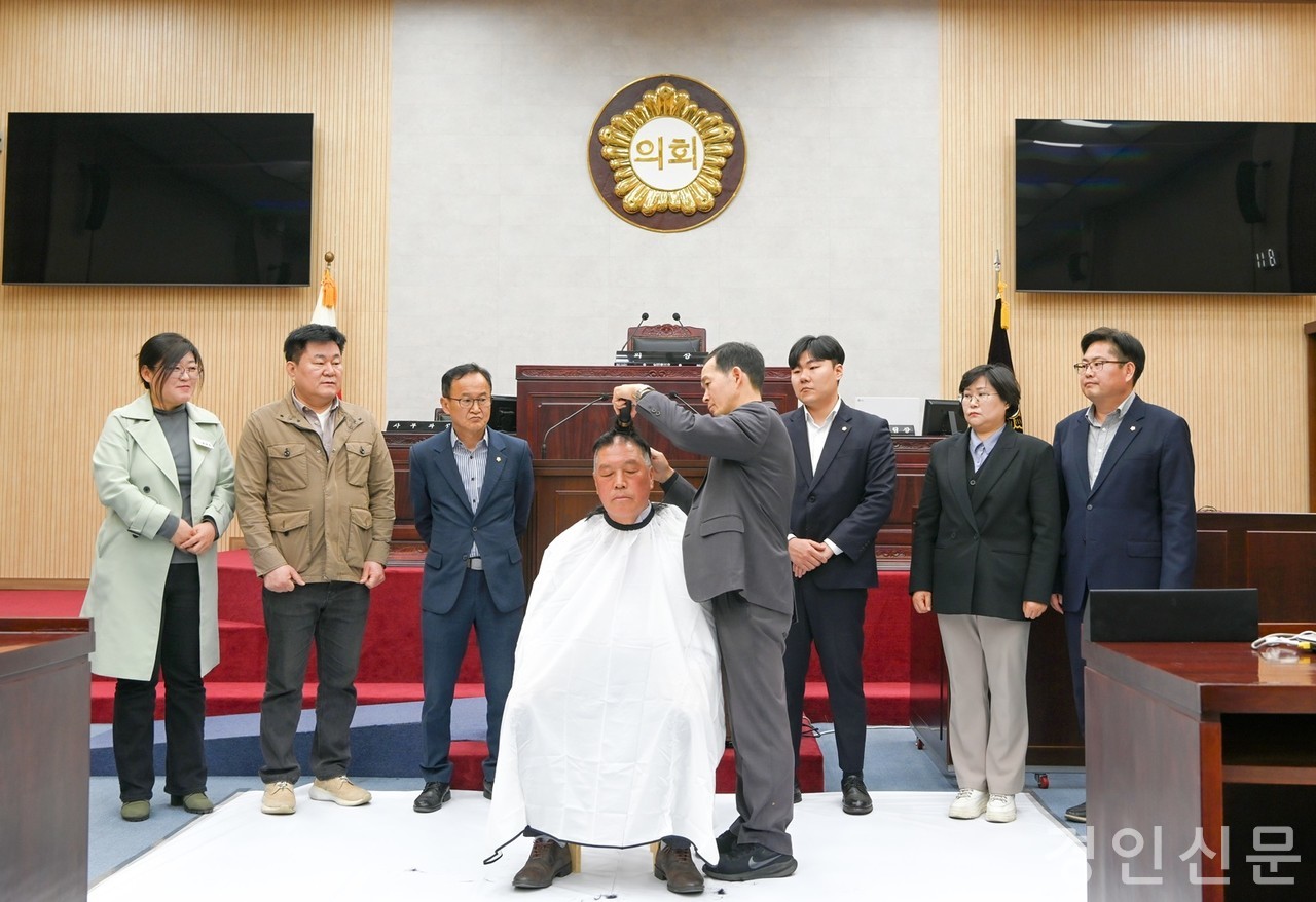                                       ▲삭발 진행을 지켜보며  단호한 의지를 표명하고 있는 안성시의회 의원들