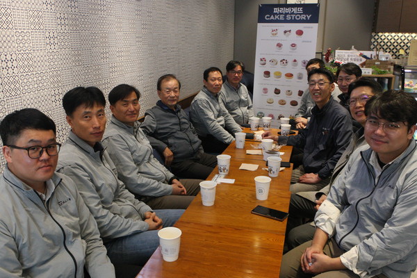 ▲지산그룹 한주식 회장이 임직원들과 티타임을 가지고 있다.