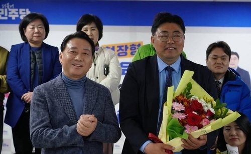 (좌측부터) 이광재 민주당 분당갑 지역원원장이 김진명 도의원 당선인을 축하해주고있다