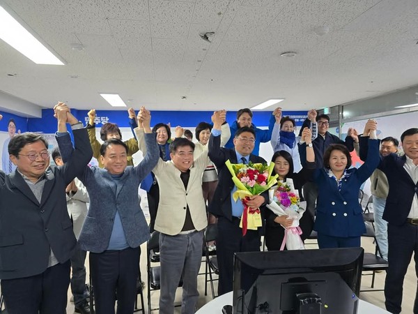 이수진(중원구)  민주당 국회의원 이광재, 김병욱 민주당 지역위원장 시도 의원들이 당선을 축하 하고있다