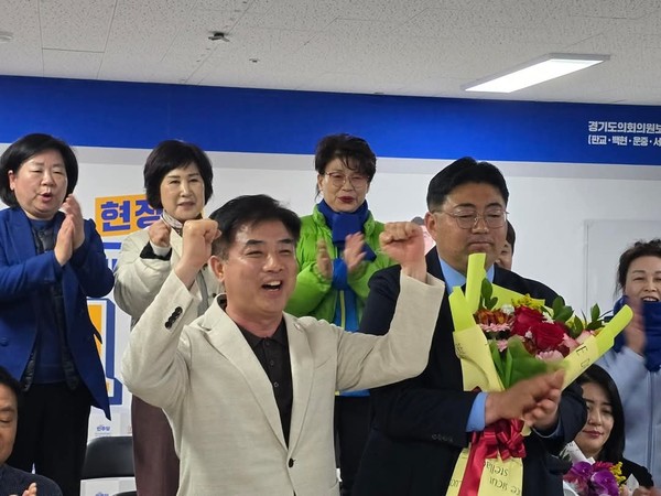 김병욱 민주당 분당을 지역위원장이 김진명 당선인을 축하 하고있다