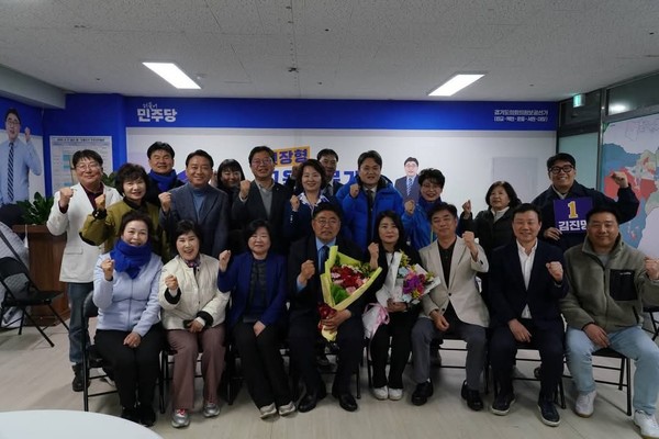 김진명 경기도의원 당선을 성남시 민주당 이수진의원 이광재 김병욱지역의원장과  시도의원들이 축하하며 승리의 기쁨을 가졌다