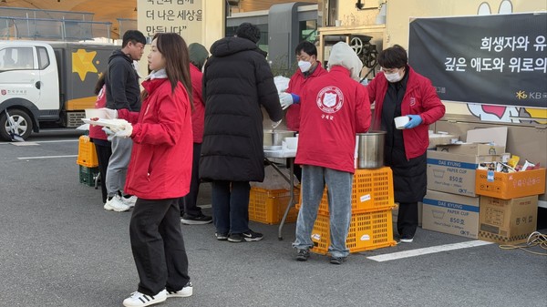김은혜 의원이 무안국제공항 현장을 찾아 밥 배식 봉사활동을 하고있다