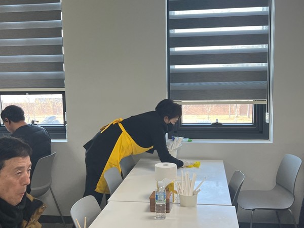 김은혜 의원이 무안국제공항을 찾아 봉사활동에 참여하고 있다