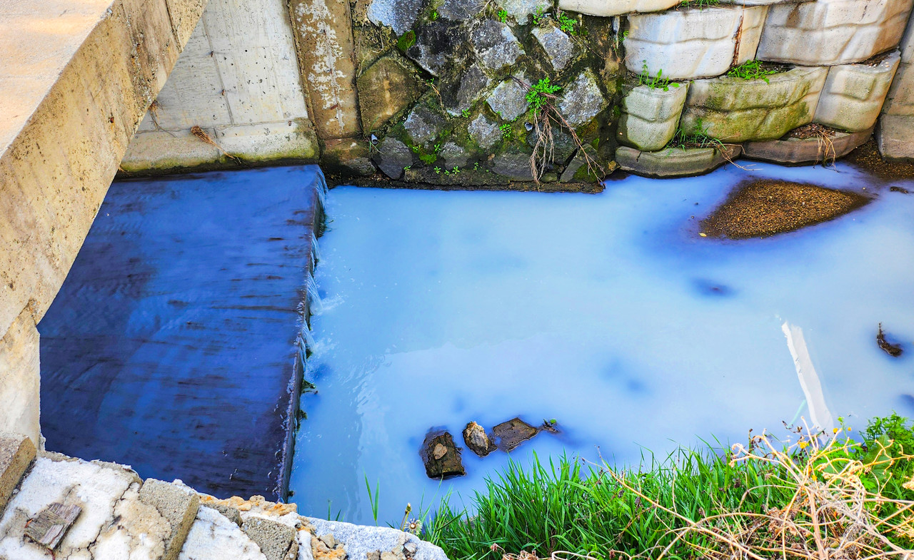                                     ▲23일 안성시 금광면 오산리 실개천이 오염물질로 뒤덮여있다. 