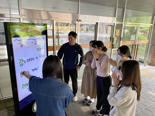 ▲선생님들이 아이들의 작품이 담긴 전광판을 보며 벅찬 마음을 감추지 못하고 있다