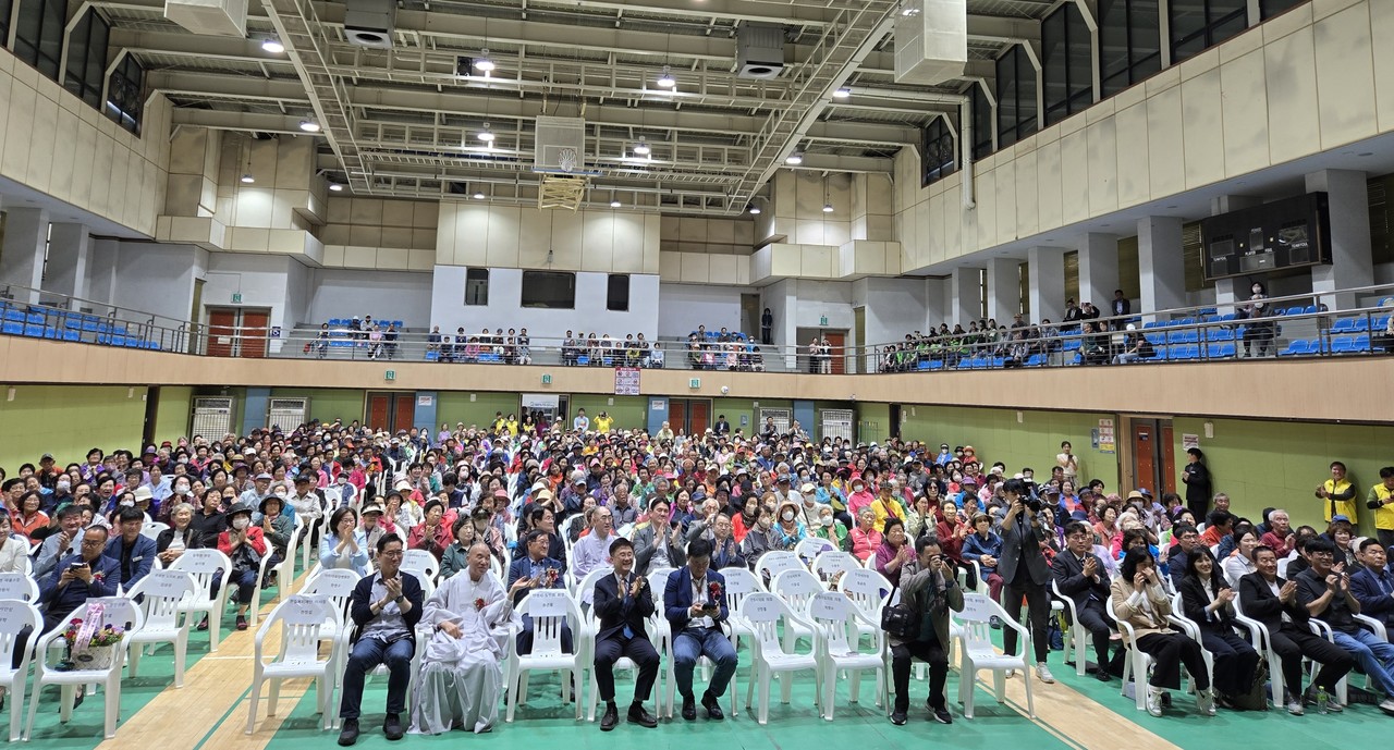                                                   ▲실내체육관에서는 공연이 한창이다. 