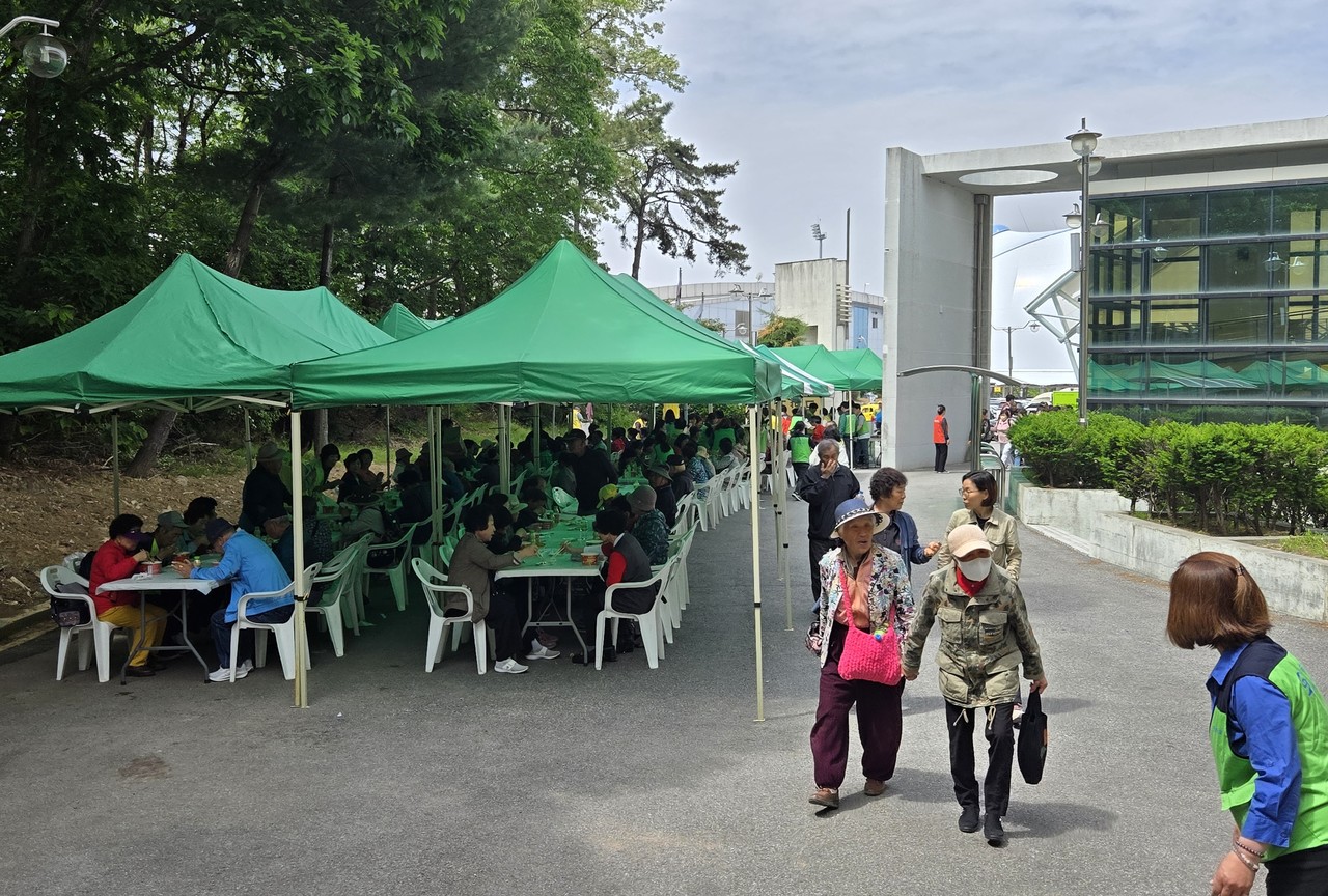                                    ▲식사를 마치고 공연장으로 입장하는 어르신들