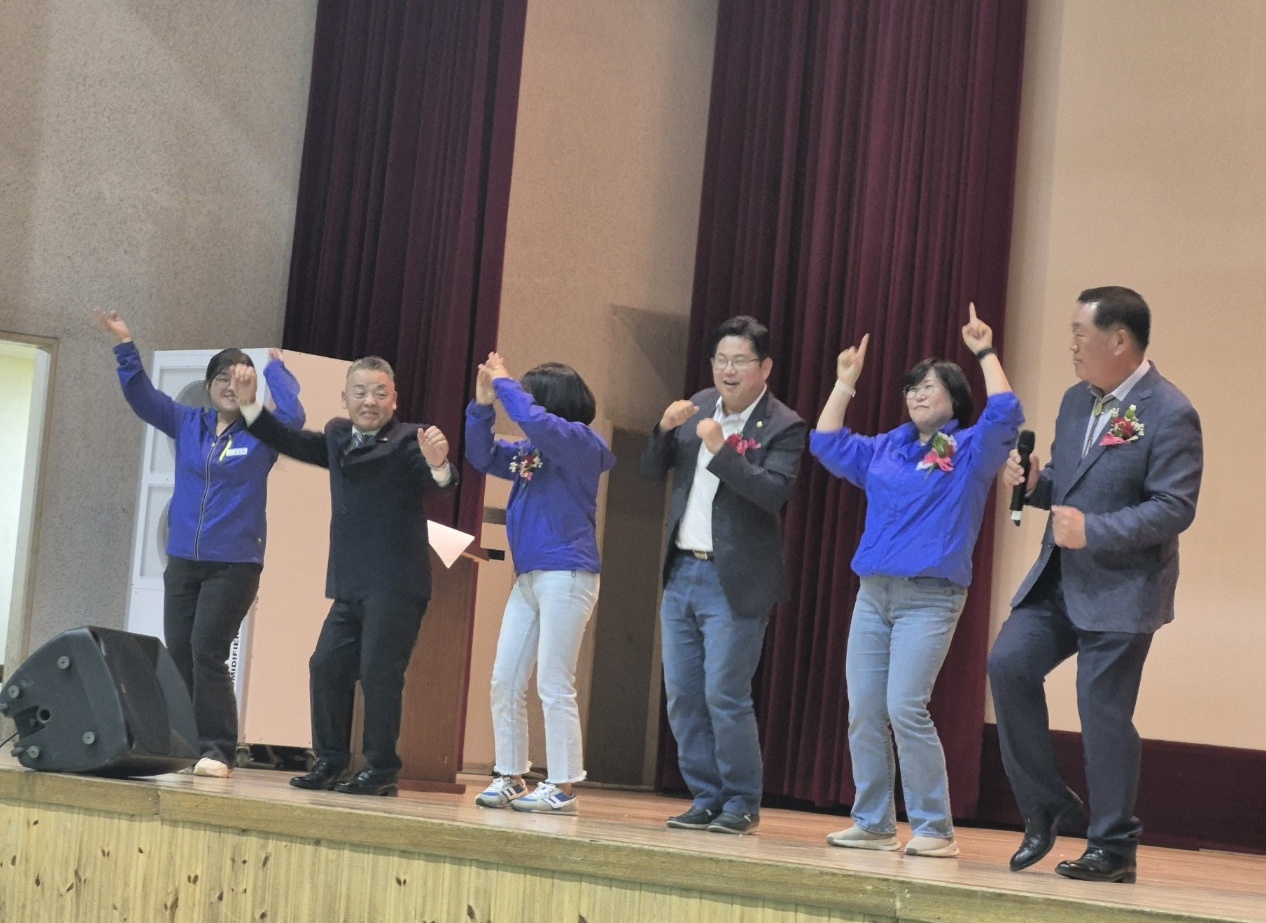                                              ▲시의원 도의원이  어르신들에게 막춤을 선사하고 있다. 