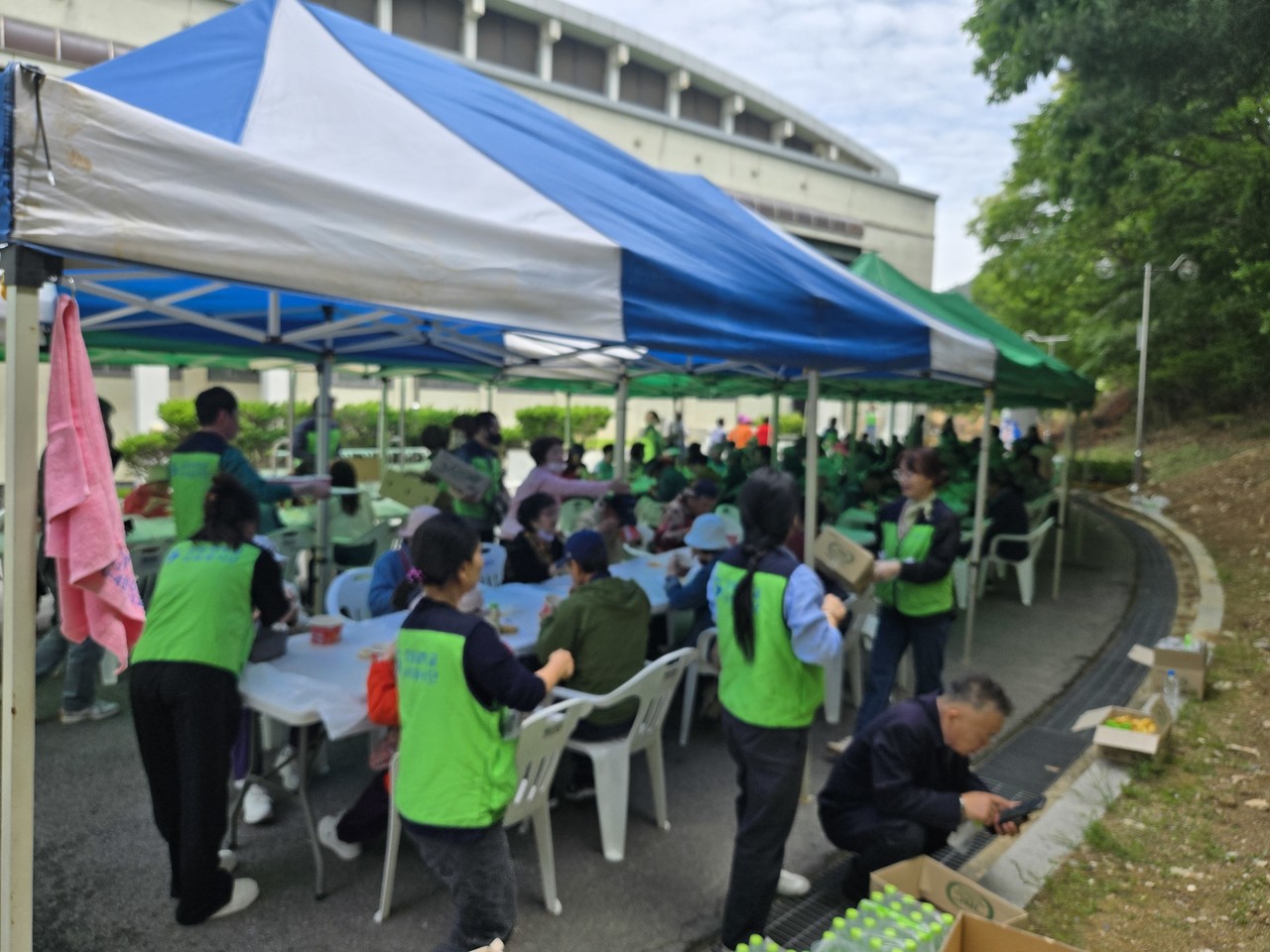                                                ▲급식봉사를 하고 있는  봉사자들