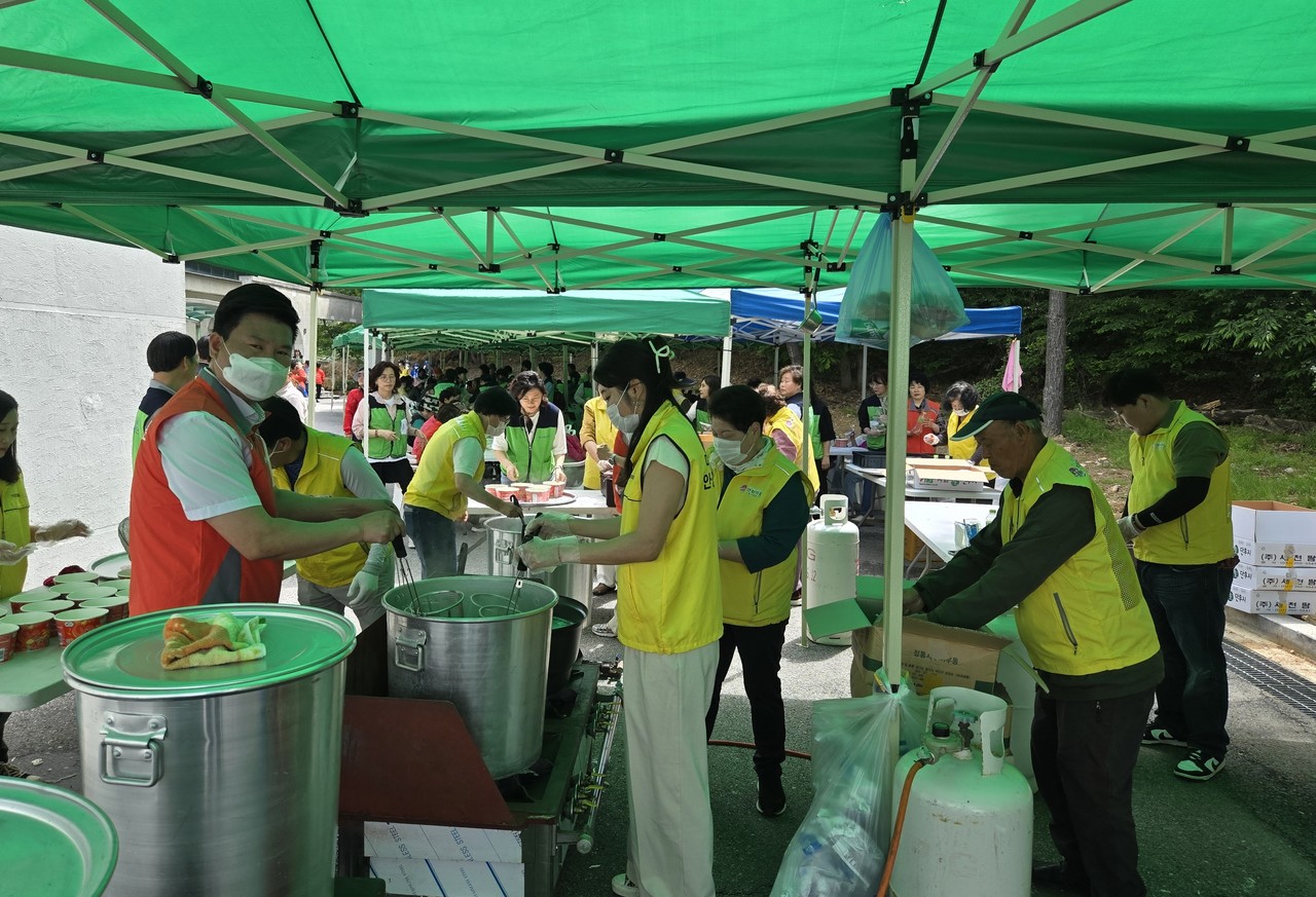                                                      ▲점심준비에 여념이 없는 봉사자들 