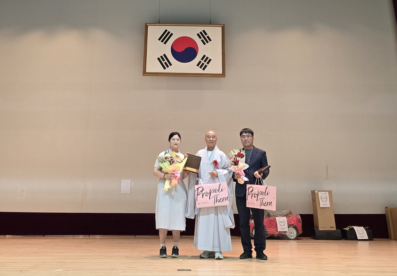                                 ▲칠장사 주지 지강스님이 감사패를 수여하고 기념사진을 쵤영하고 있다. 