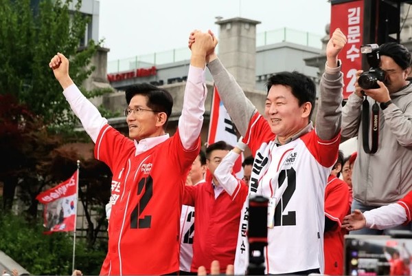 (좌측)국민의힘 김문수 대통령후보와 안철수 공동선거대책위원장이 서울역광장에서 유세차에 올라 지지자들을 향해 후보와 두손을 맞잡고 인사를 하고있다