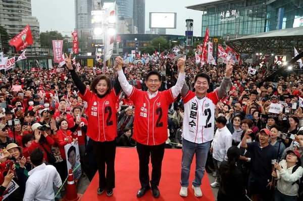 (우측부터)안철수 의원, 김문수 후보, 나경원 의원이 서울역 광장에서 지지자들을 향해 손을 높이 들어보이고 있다