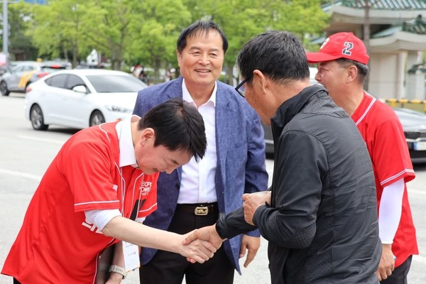 안철수 의원이 지역구(성남시 분당갑)를 다니면서 고개숙여 김 문수 후보 지지를 호소하고있다