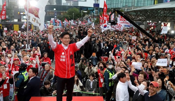 김문수 후보가 서울역 광장에서 유세차에 올라 지지자들을 향해 감사인사를 하고있다