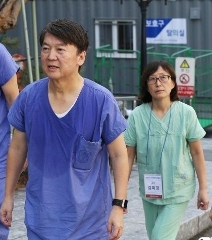 안철수·김미경 부부가 코로나19팬데믹 당시 대구동산병원을 찾아  진료 봉사를 했다. 사진은 두사람이  땀에 흠뻑 젖은 의료복을 입고 잠시 밖으로 나오는 모습