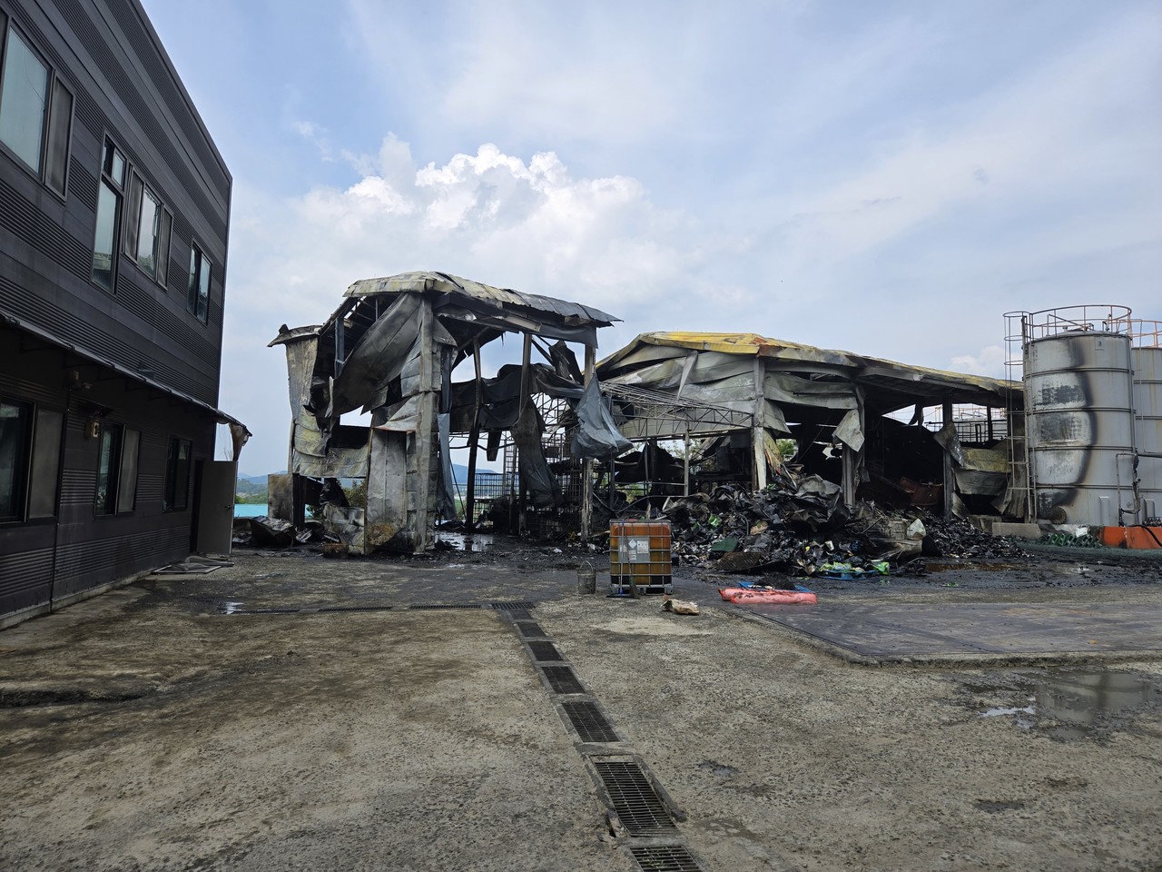                                          ▲안성시 보개면 신장리에 위치한 폐식용유 정제공장 2개동이 전소됐다.