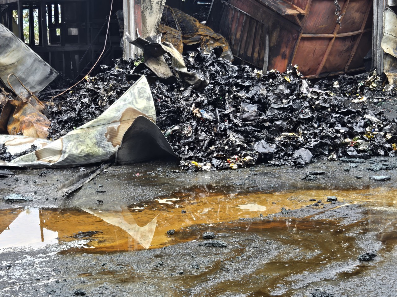                                              ▲화재 현장에는 아직도 기름투성이다. 