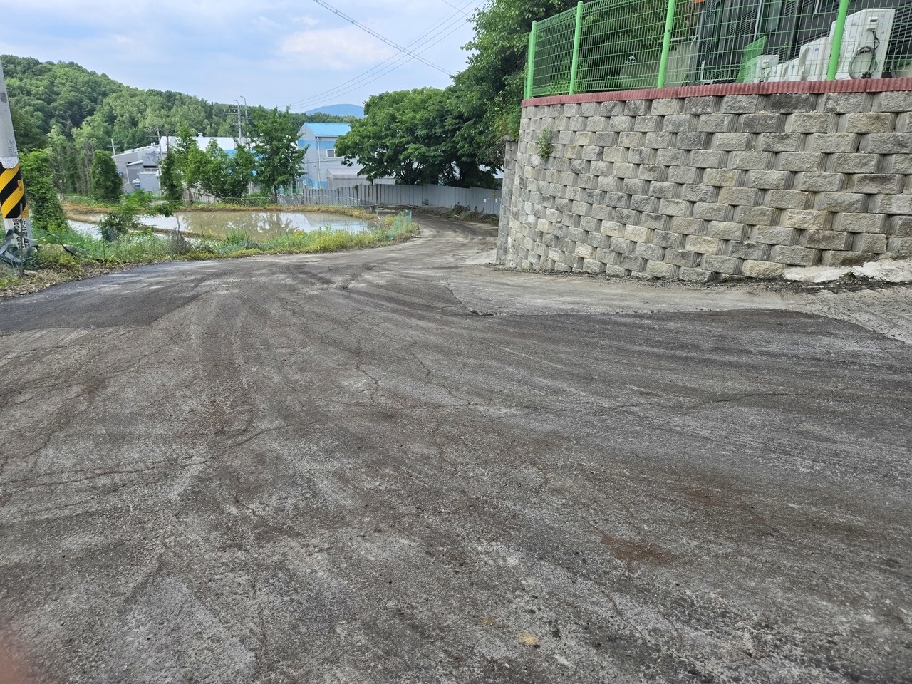 ▲공장으로 진입하는 도로가 기름으로 적셔져 있다.   사찰로 가는 길도 같은 도로다. 