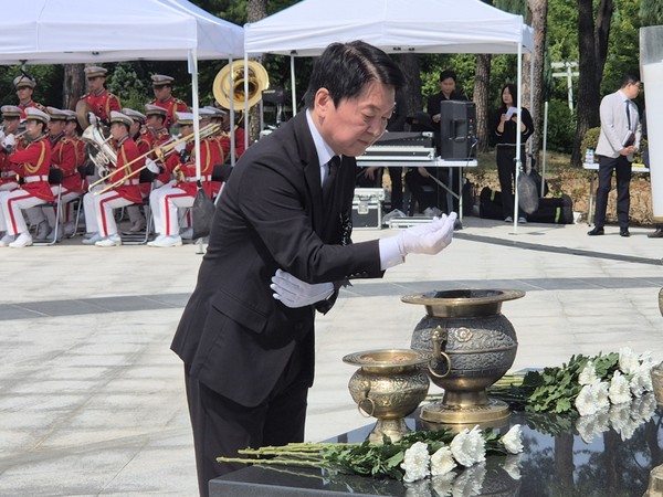 안철수 의원이 헌화 분향을 하고있다