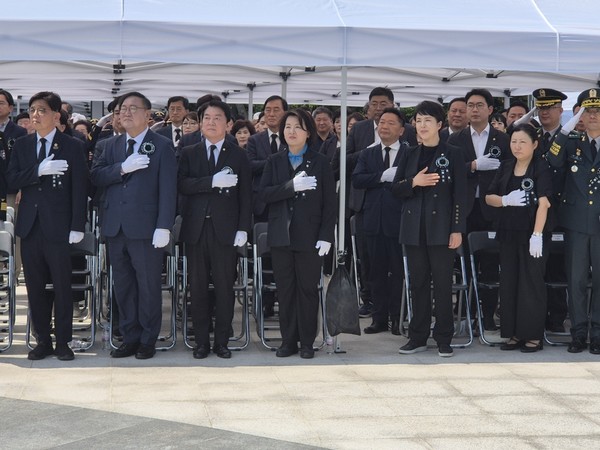 안철수의원이 국민의례를 하고있다