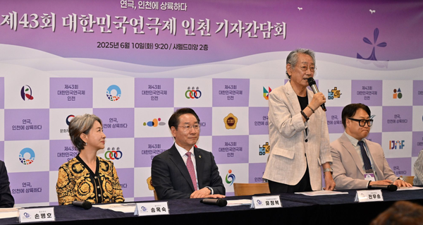 ▲10일 샤펠드미앙에서 열린 '제43회 대한민국연극제 인천 기자간담회'에서 전무송 명예대회장이 인사말을 하고 있다.