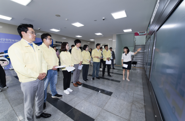                      ▲도시안전정보센터를 방문한 행정복지위원회,