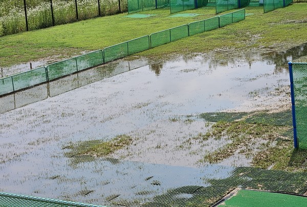                                                        ▲빗물이 고여있는 파크골프장