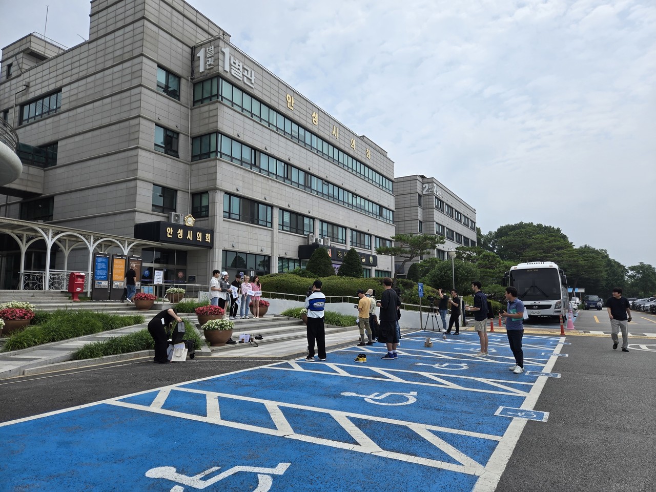                                                 ▲안성시청사내 장애인 전용주차장