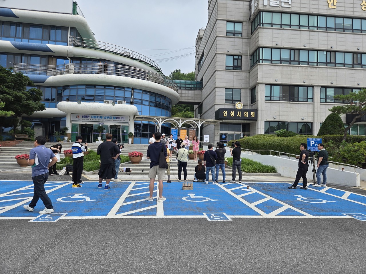                                                         ▲안성시청 장애인 전용 주차장 