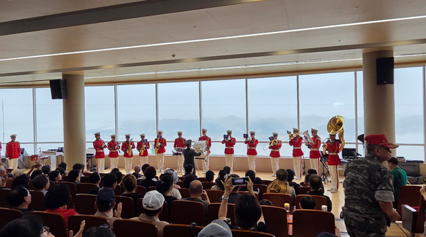  ▲ 애기봉평화생태공원에서 개최된 ‘기억의 별’ 행사에 군악대 모습,