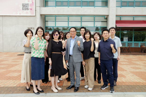                  ▲새로 취임한 이재길 관장 및 실무진과 간담회 후 단체촬영,