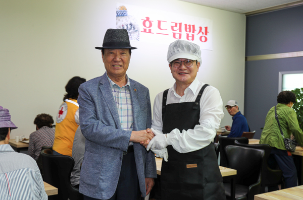                      ▲김포시는 지난 6월 9일부터 지역 어르신을 위한 무료 급식사업 ‘효드림밥상’을 개시했다.