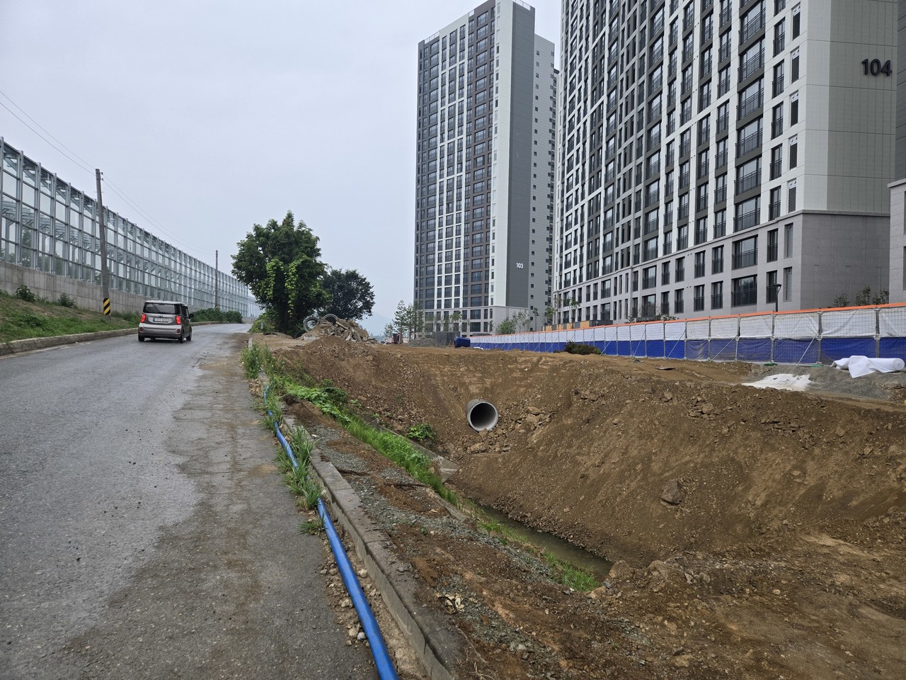                ▲안전펜스 하나없이  도로옆으로 깊은 웅덩이가 있다. 