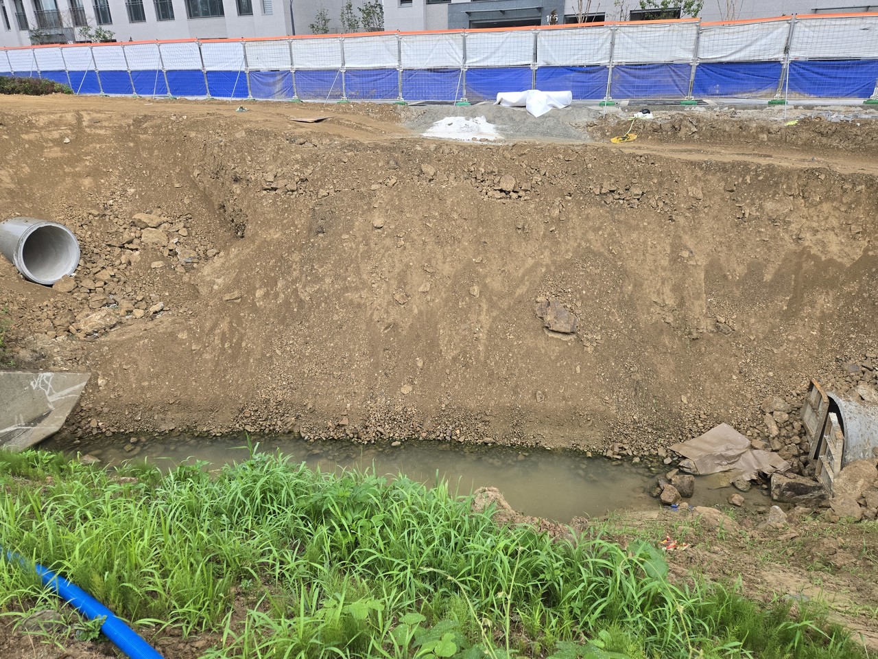                                       ▲도로옆 웅덩이