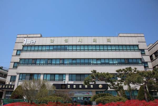                                                              ▲안성시의회 전경